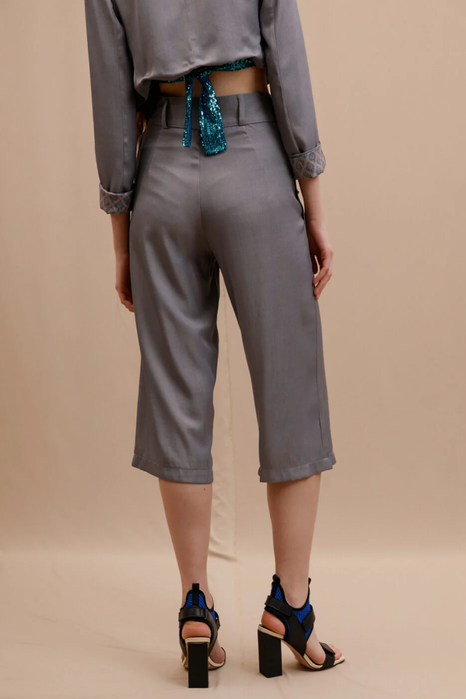 Hania Cropped Pants Grey - Image 4