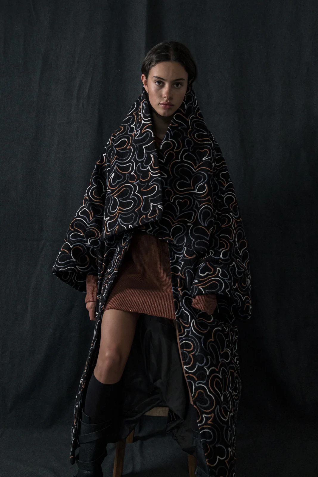 Uncas Coat Embroidered Charcoal - Image 3