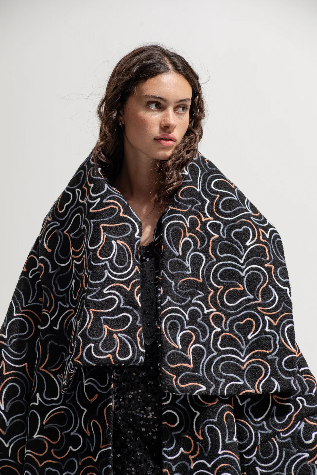 Uncas Coat Embroidered Charcoal - Image 5